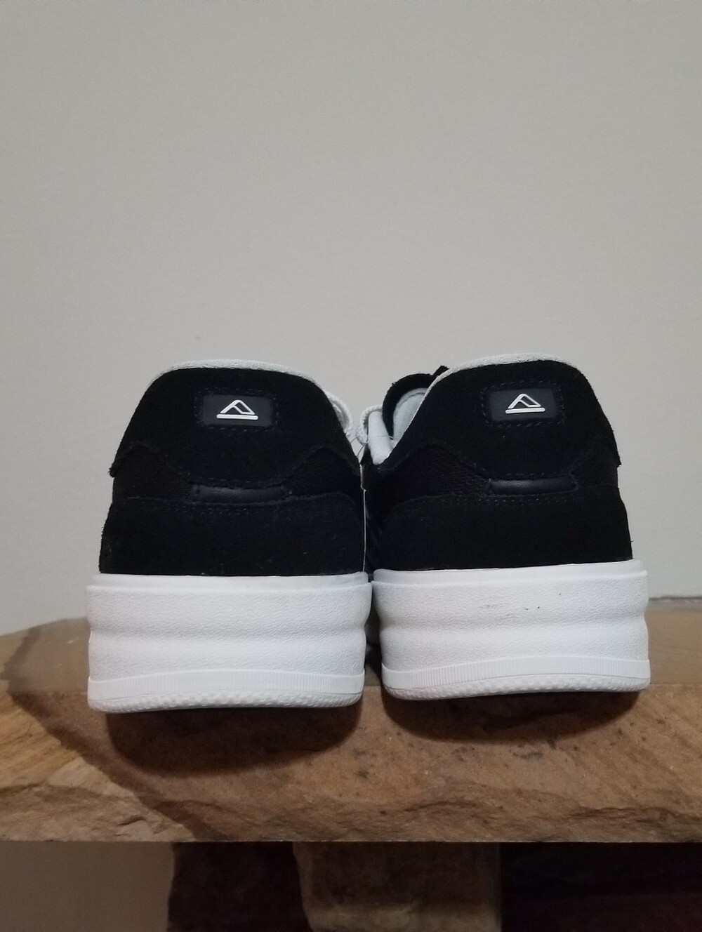 NEW! Reef Men's Black Low-Top Leather Sneakers with White Sole Sz 11 - Picture 9 of 10
